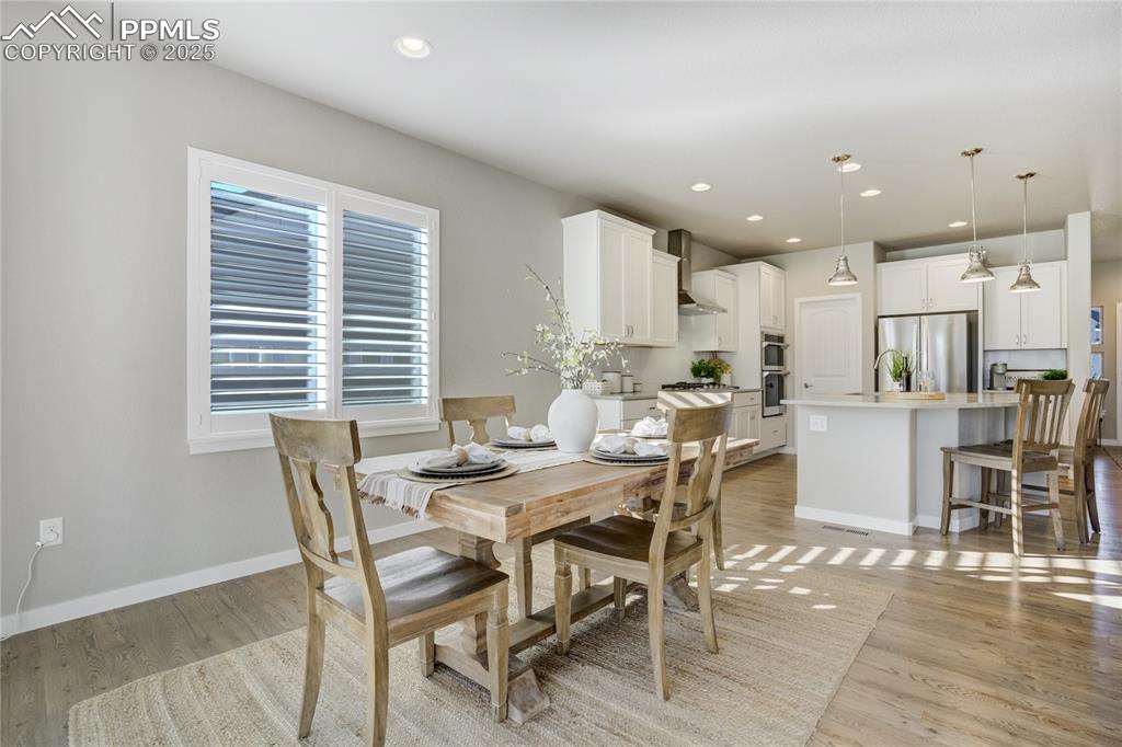 Image 11 of 50: Dining Area