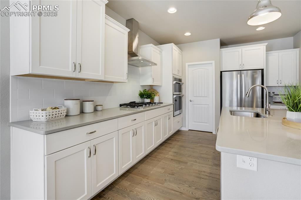 Image 13 of 50: Kitchen