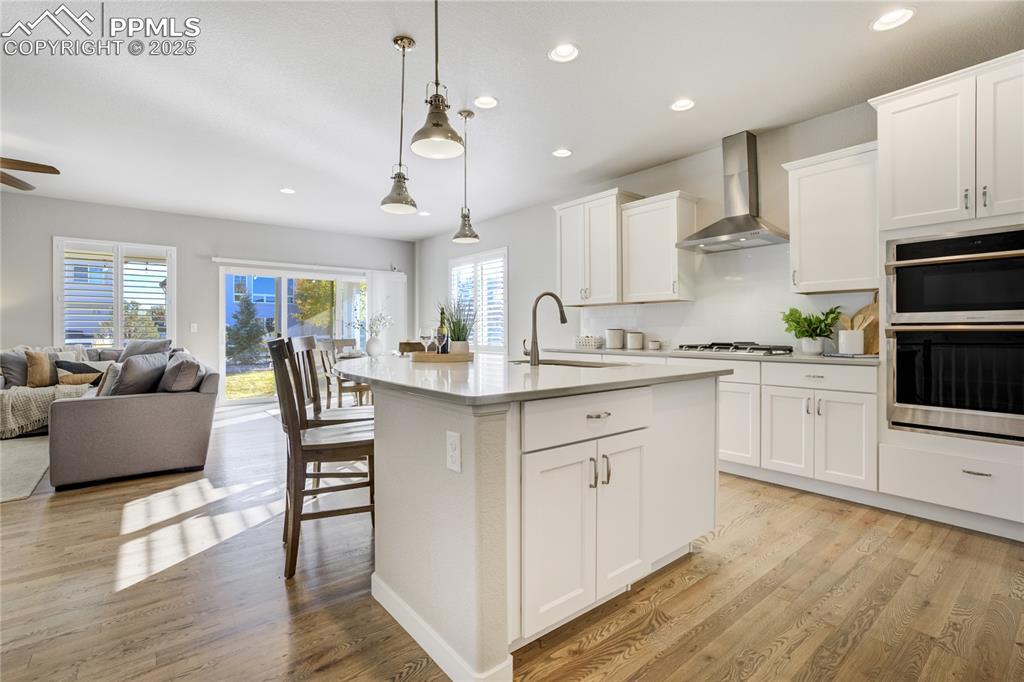 Image 18 of 50: Kitchen