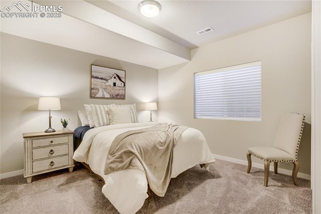 Image 33 of 50: Bedroom