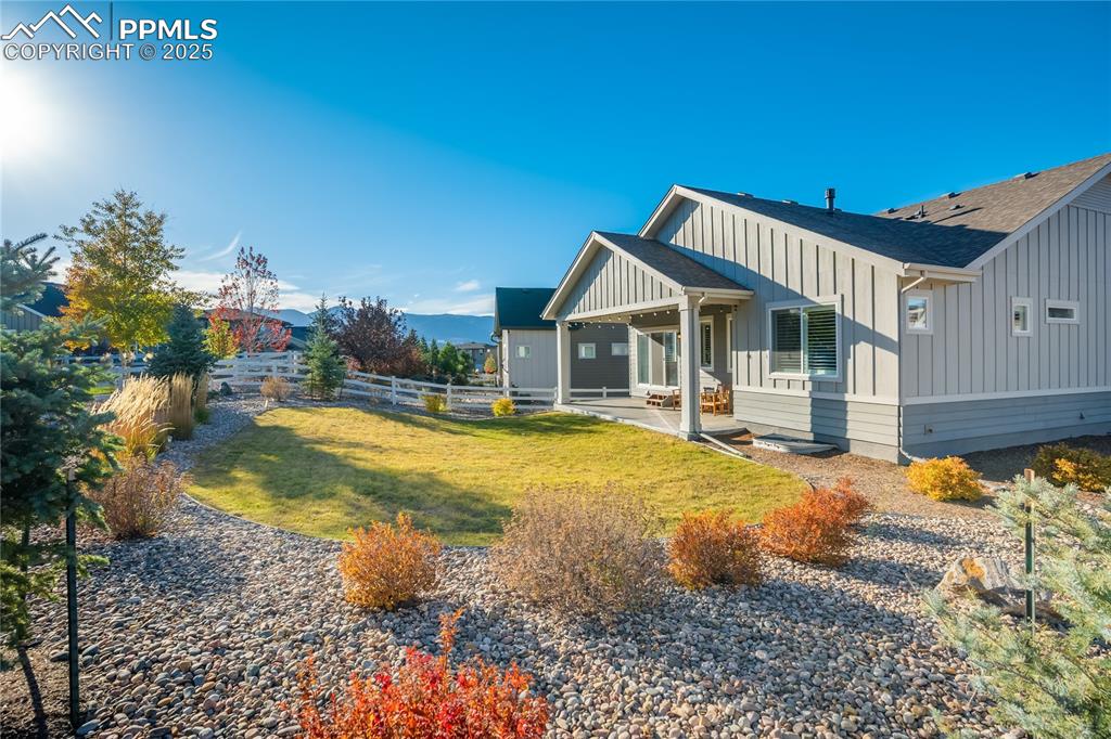 Image 40 of 50: Yard