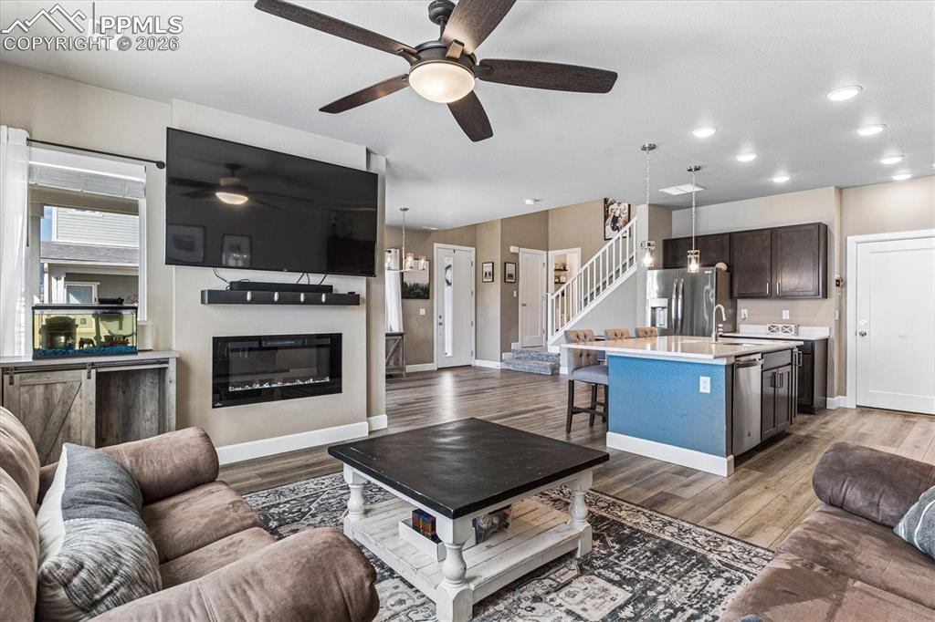 Image 10 of 31: Large living space