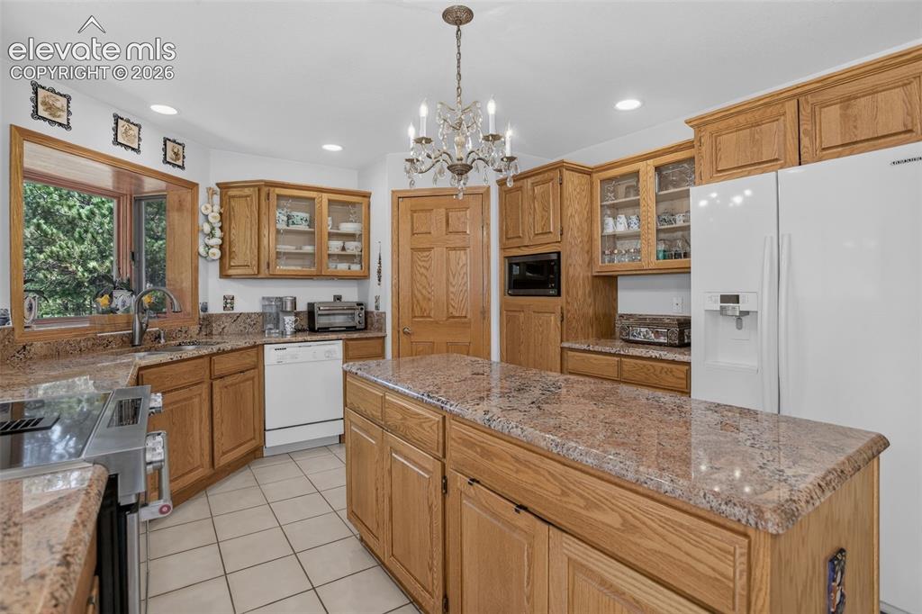 Image 18 of 49: Kitchen with 6