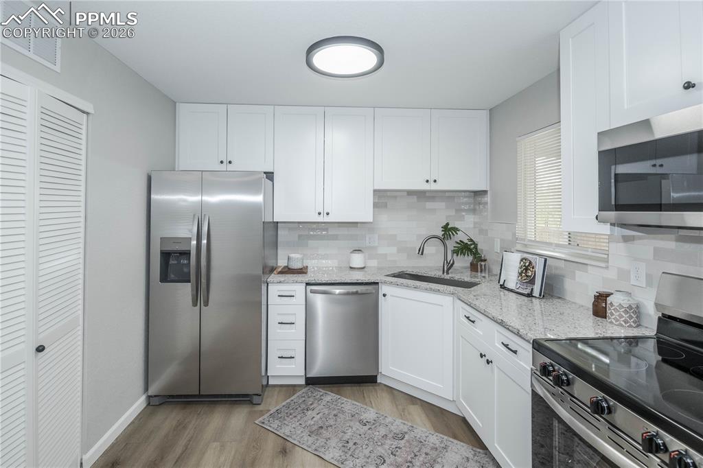 Image 11 of 28: Kitchen