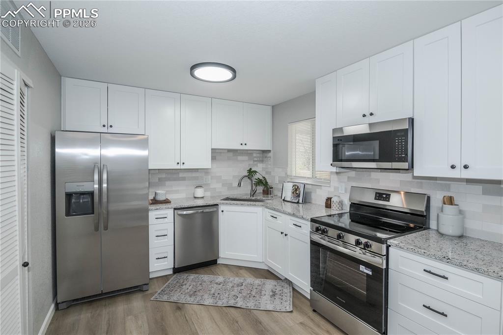 Image 12 of 28: Kitchen