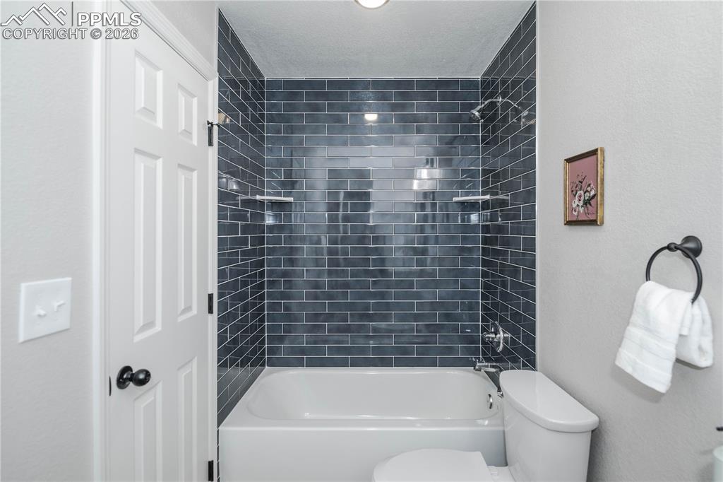 Image 17 of 28: Bathroom