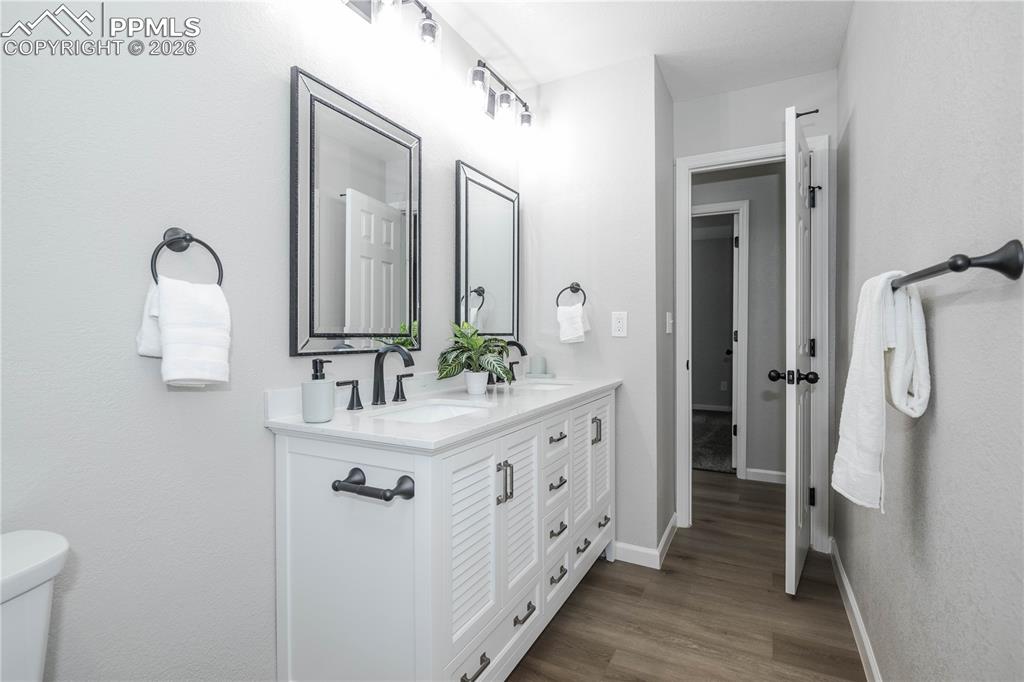 Image 18 of 28: Bathroom