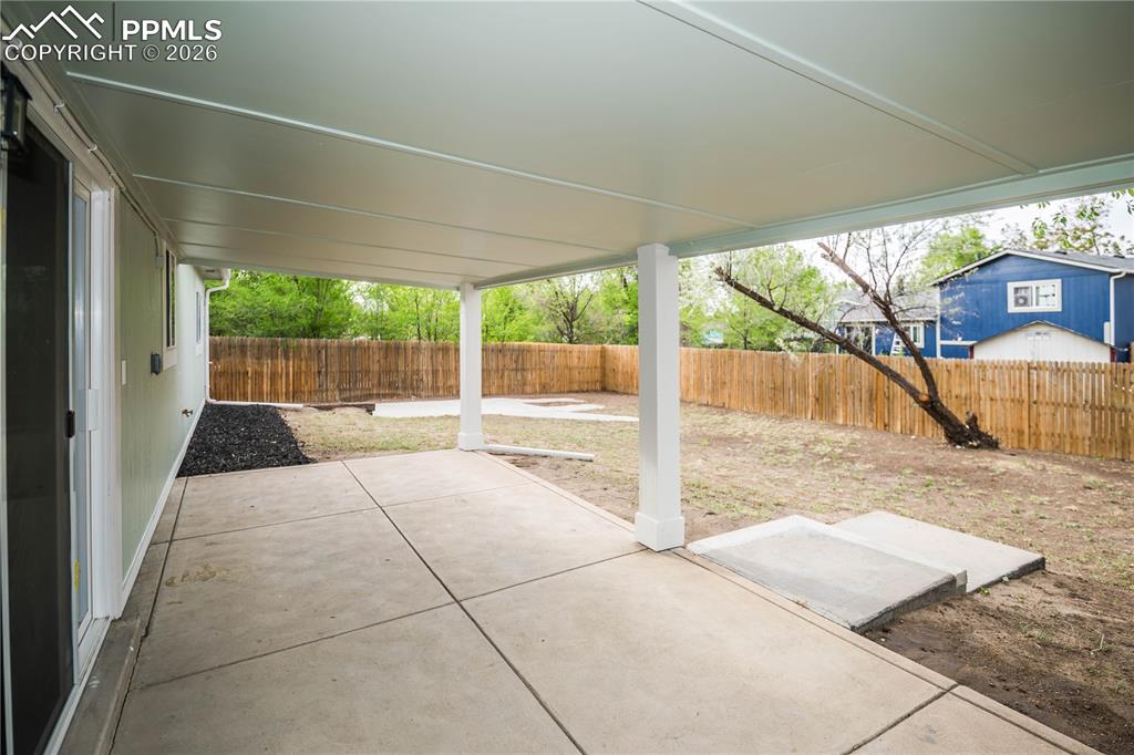 Image 23 of 28: Garage