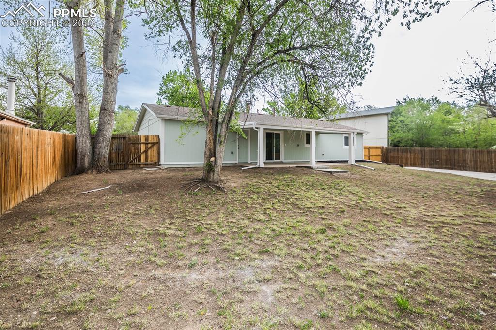 Image 25 of 28: Yard