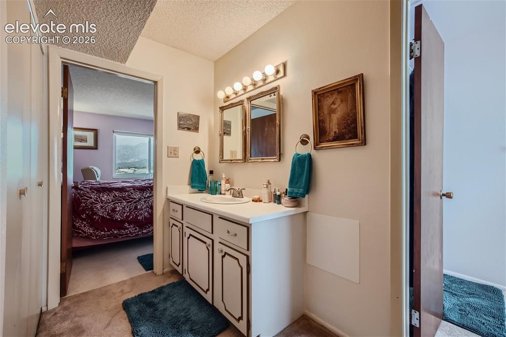 Image 10 of 11: Bathroom