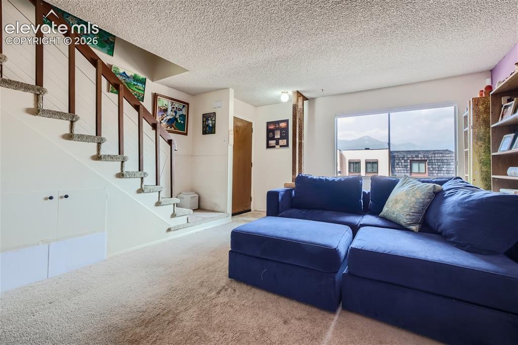 Image 5 of 11: Living Room
