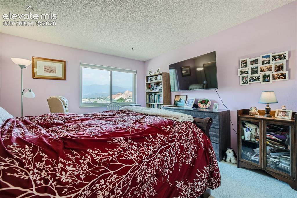 Image 8 of 11: Bedroom
