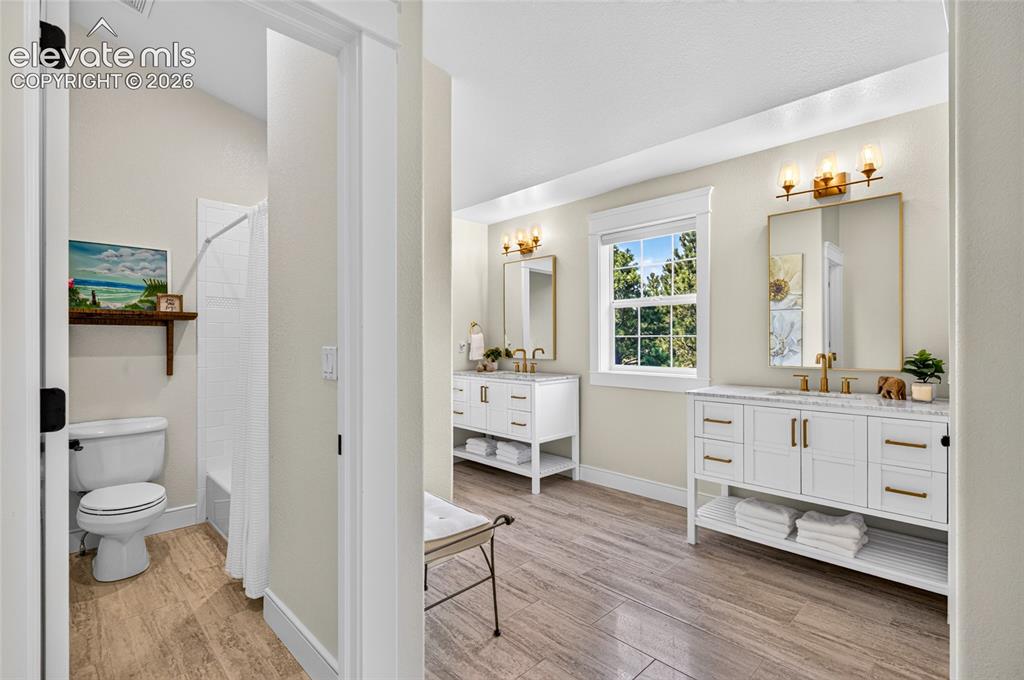 Image 11 of 50: Bathroom