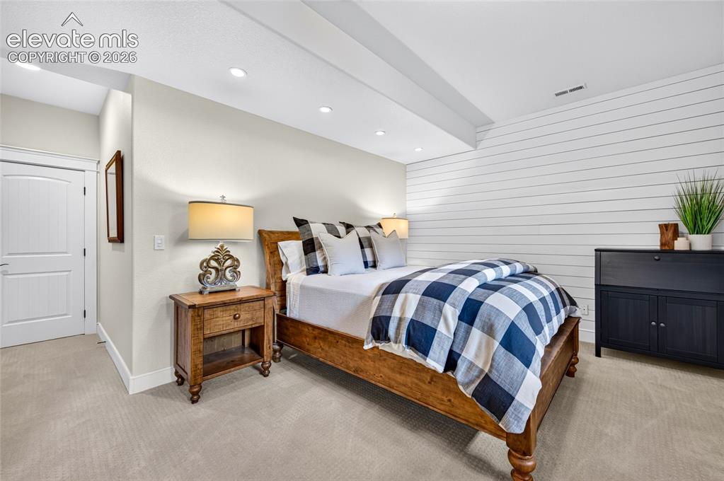 Image 19 of 50: Bedroom