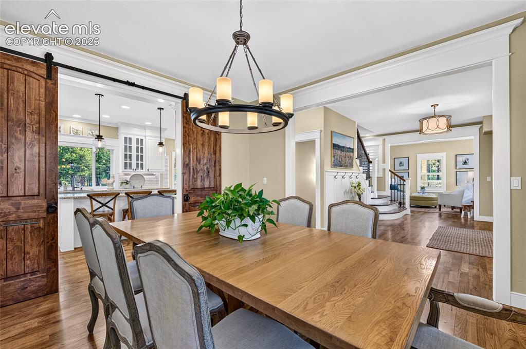 Image 5 of 50: Dining Area