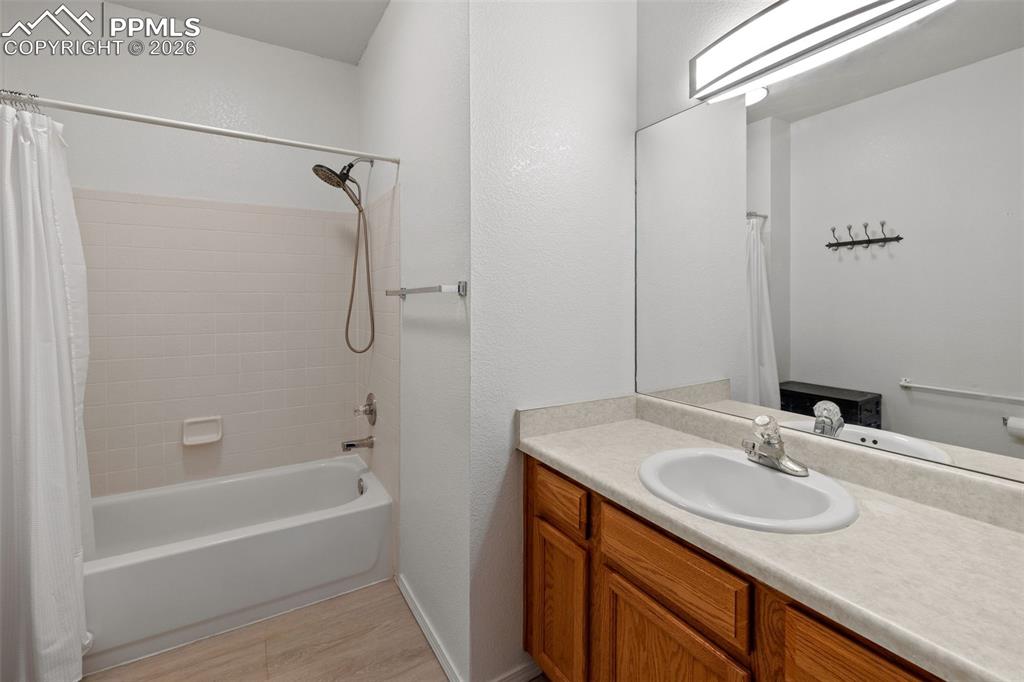 Image 19 of 27: Bathroom