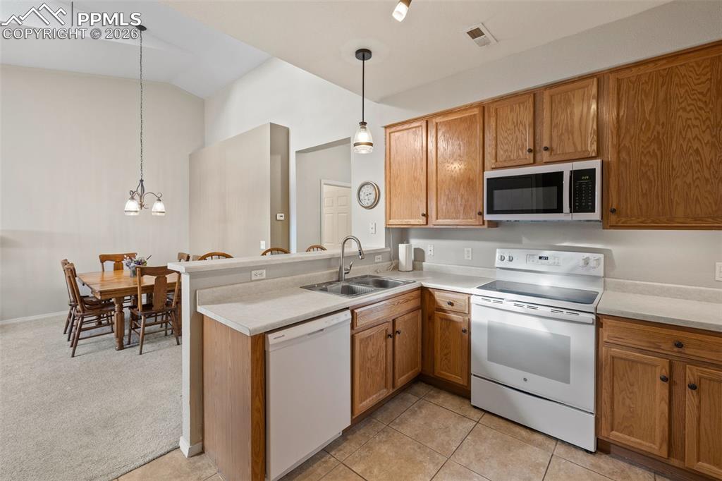 Image 4 of 27: Kitchen