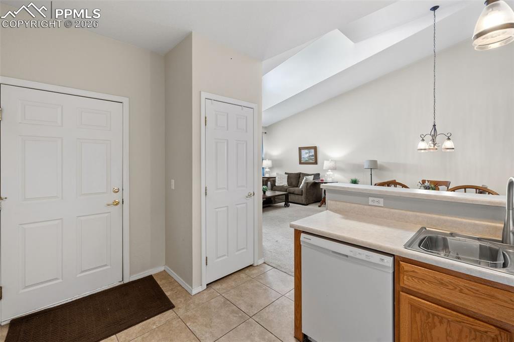 Image 8 of 27: Kitchen