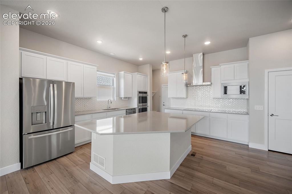 Image 16 of 50: Kitchen