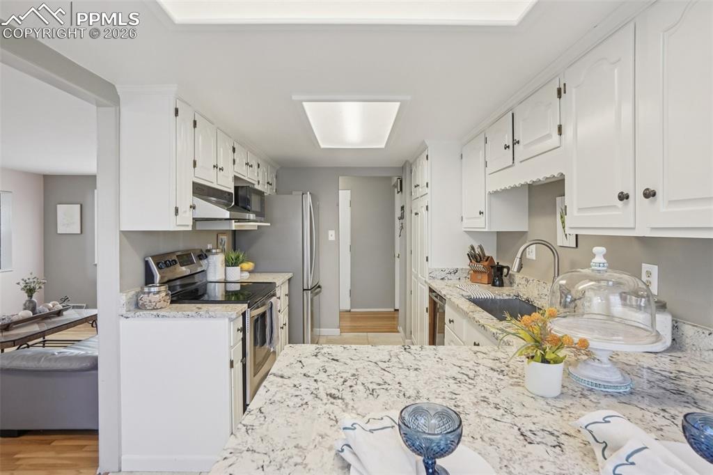 Image 12 of 41: Kitchen