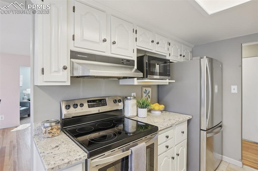 Image 13 of 41: Kitchen