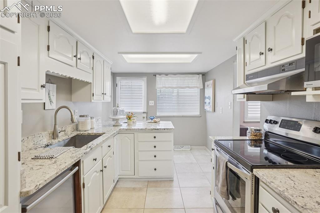 Image 14 of 41: Kitchen