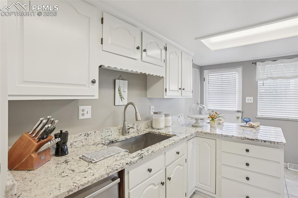 Image 15 of 41: Kitchen