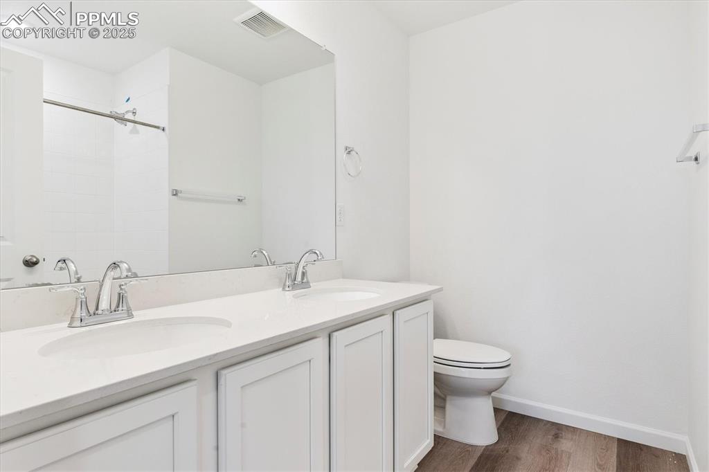 Image 12 of 22: Bathroom