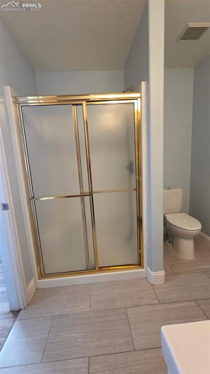 Image 10 of 33: Bathroom