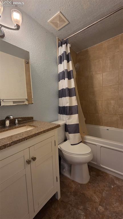 Image 22 of 33: Bathroom