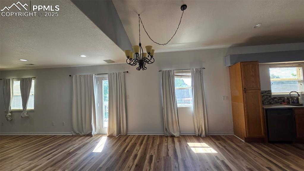 Image 24 of 33: Dining Area