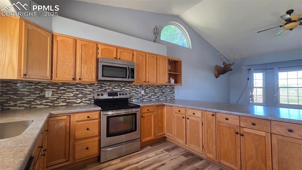 Image 25 of 33: Kitchen