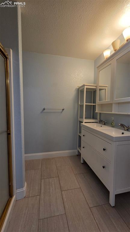 Image 27 of 33: Bathroom