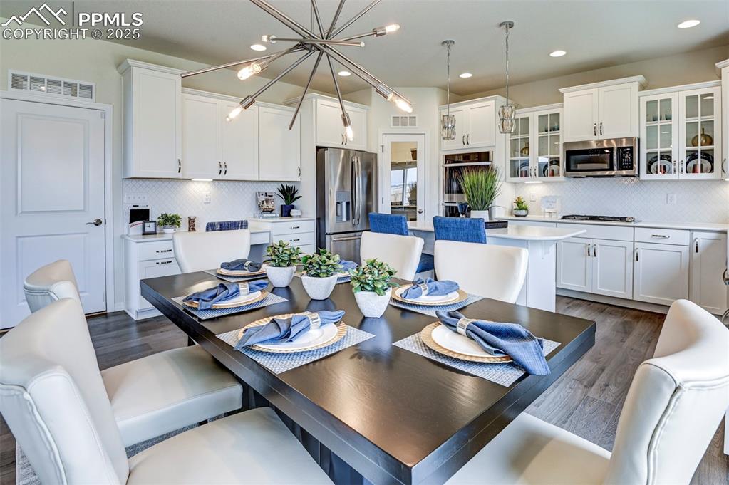 Image 14 of 40: Dining Area