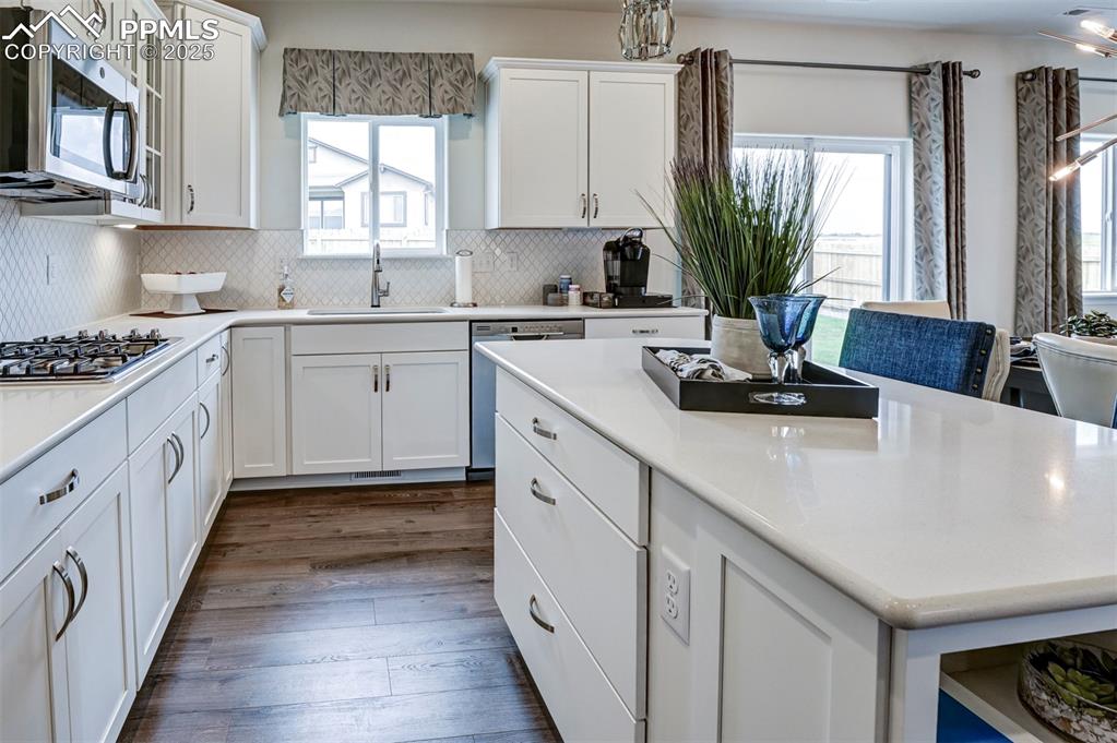 Image 16 of 40: Kitchen