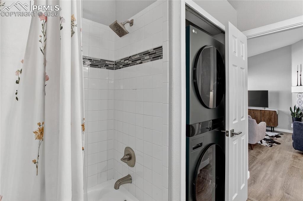 Image 10 of 14: Full bath