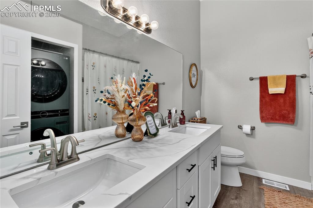 Image 9 of 14: Dual sink vanity in bath