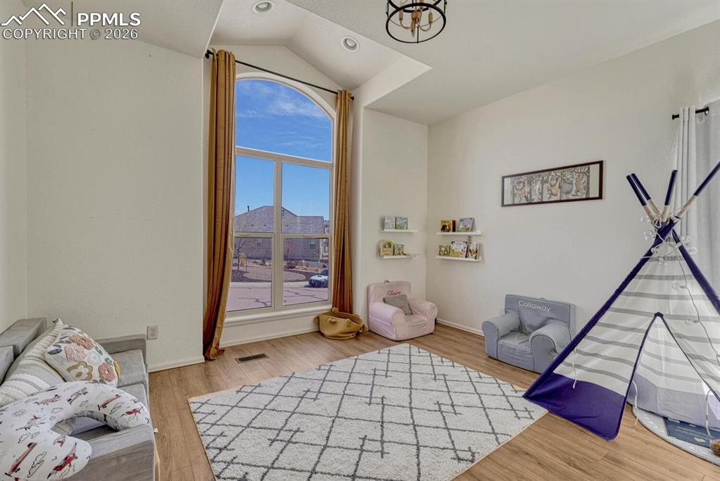 Image 16 of 48: Bedroom