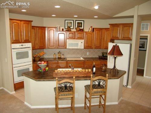 Image 2 of 9: Kitchen