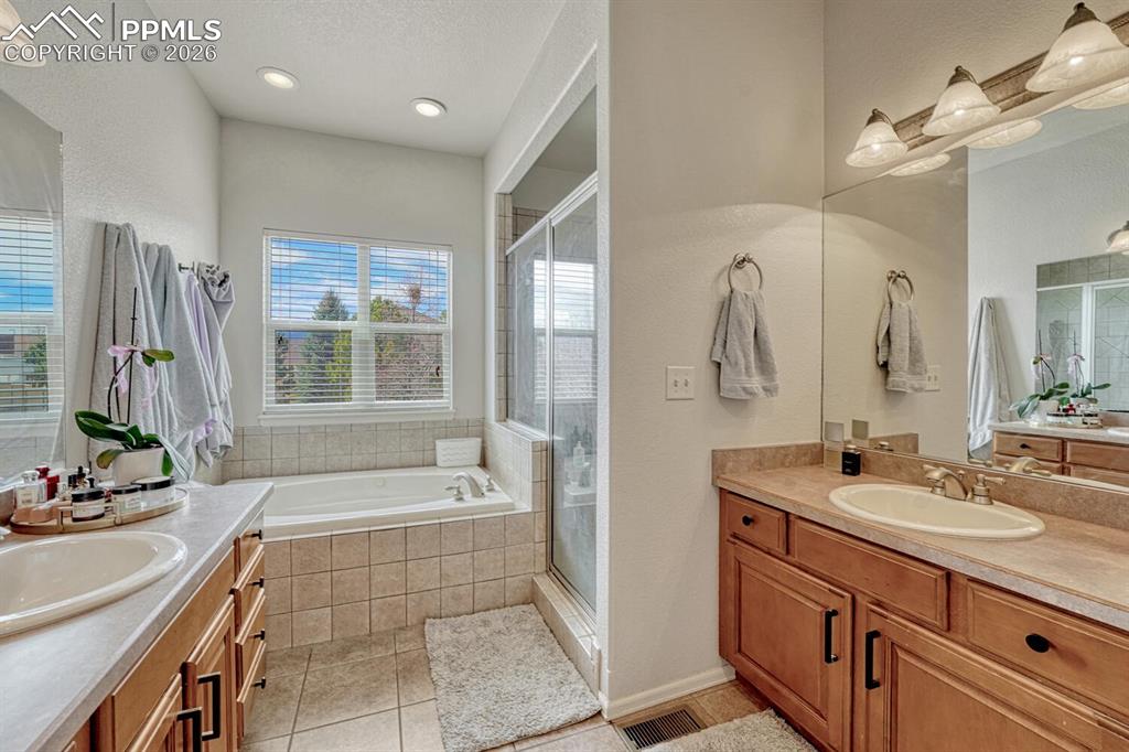 Image 26 of 48: Bathroom