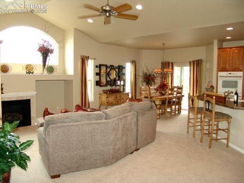 Image 3 of 9: Living Room