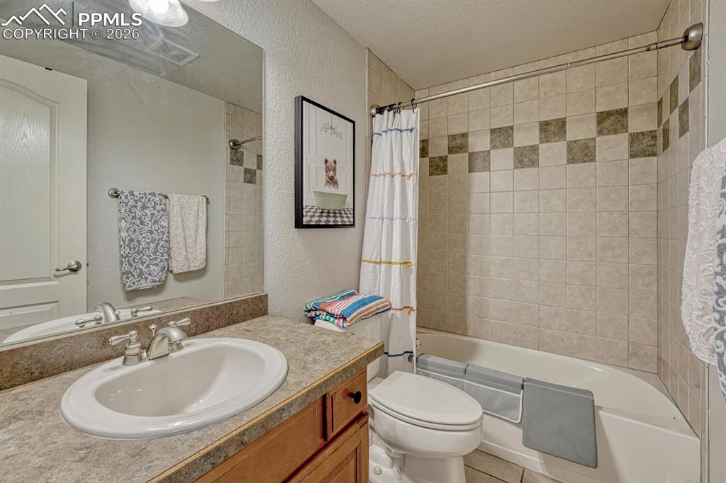 Image 38 of 48: Bathroom