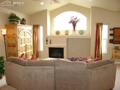 Image 4 of 9: Living Room