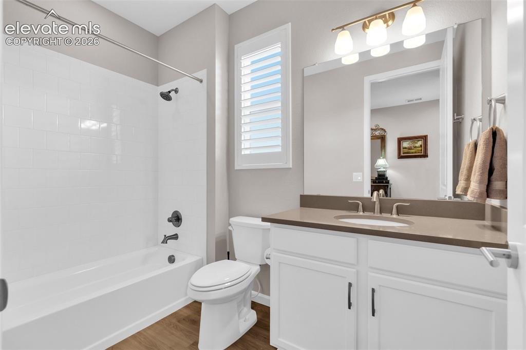Image 23 of 36: Full Bathroom