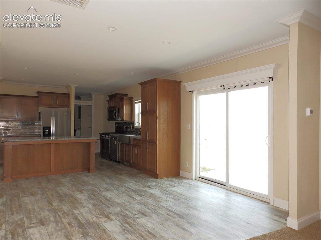 Image 10 of 18: Kitchen