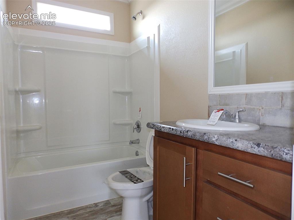 Image 12 of 18: Bathroom