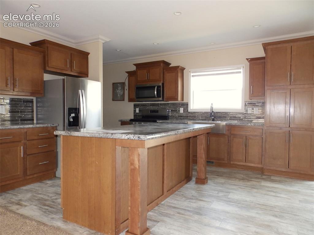 Image 3 of 18: Kitchen