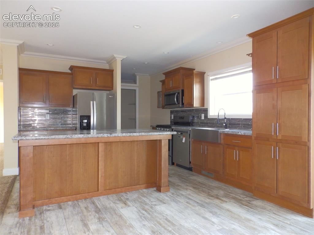 Image 4 of 18: Kitchen