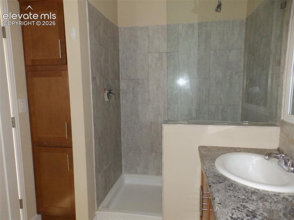 Image 6 of 18: Bathroom