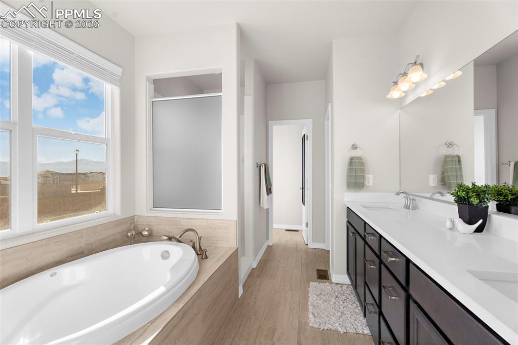 Image 20 of 47: Bathroom